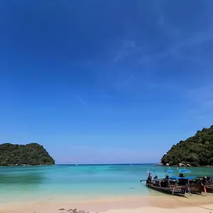 Resort Pp Red Tuna Hut **